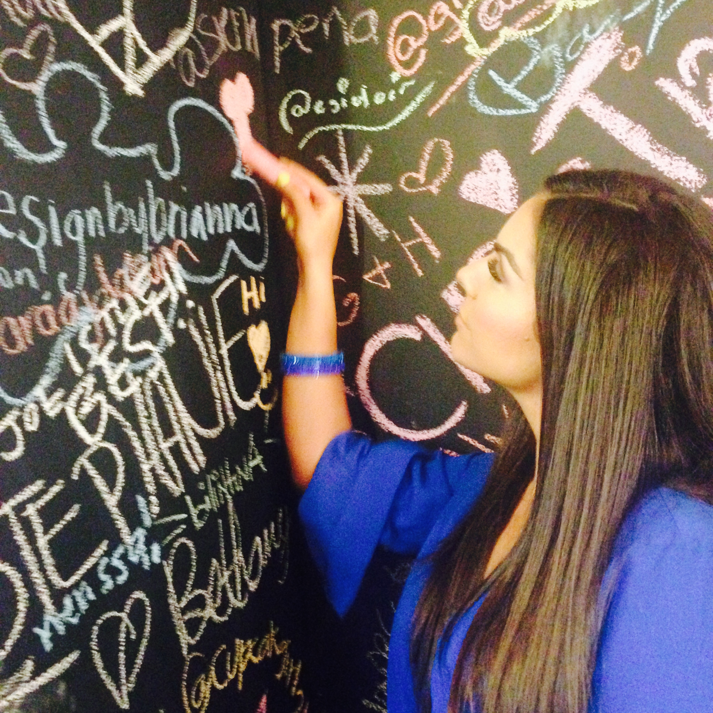 Annabelle drawing a penis on the BeautyCon wall